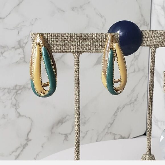 LOT OF VINTAGE PIERCED EARRINGS - Picture 2 of 7